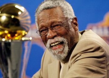 Bill Russell, qui a transformé le basketball professionnel, décède à 88 ans