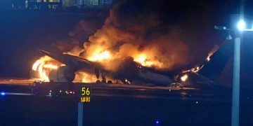 Un avion en feu.