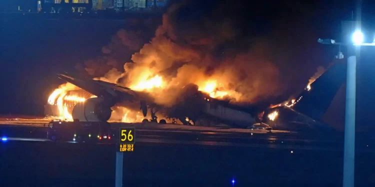 Un avion en feu.